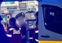 Спасатели вытащили троих детей из горевшей в центре Одессы квартиры