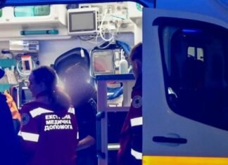 Спасатели вытащили троих детей из горевшей в центре Одессы квартиры