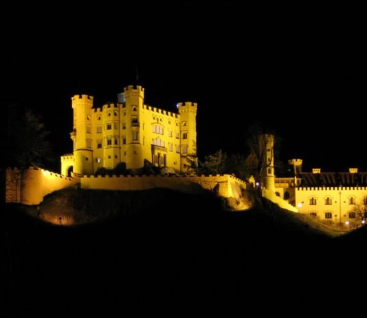 Секреты замка Гоэн-Ашау: там жили древние люди еще 4000 лет назад (фото)