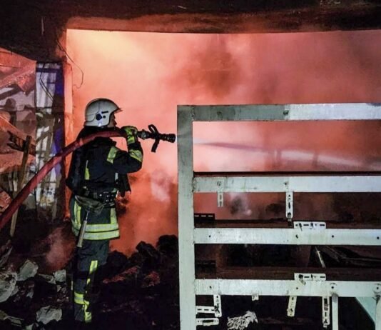 Вспыхнули пожары в порту и на складах: Россия массированно ударила по Одесской области дронами