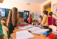 В Киеве уволили учителя, который общался на русском языке на уроке: на него составили протокол