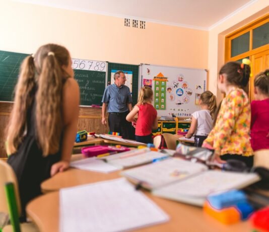 В Киеве уволили учителя, который общался на русском языке на уроке: на него составили протокол