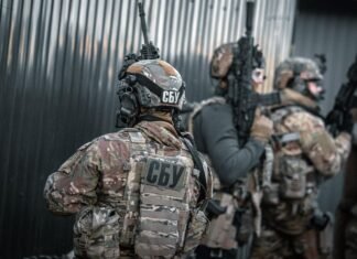 Завербовал 17-летнюю для ударов по ТЭС: СБУ сообщила о подозрении топофицеру ГРУ