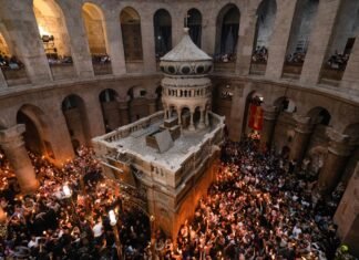 В Иерусалиме сошел Благодатный огонь