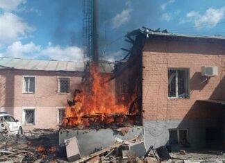 Россияне днем атаковали отделение полиции в Прилуках (фото)