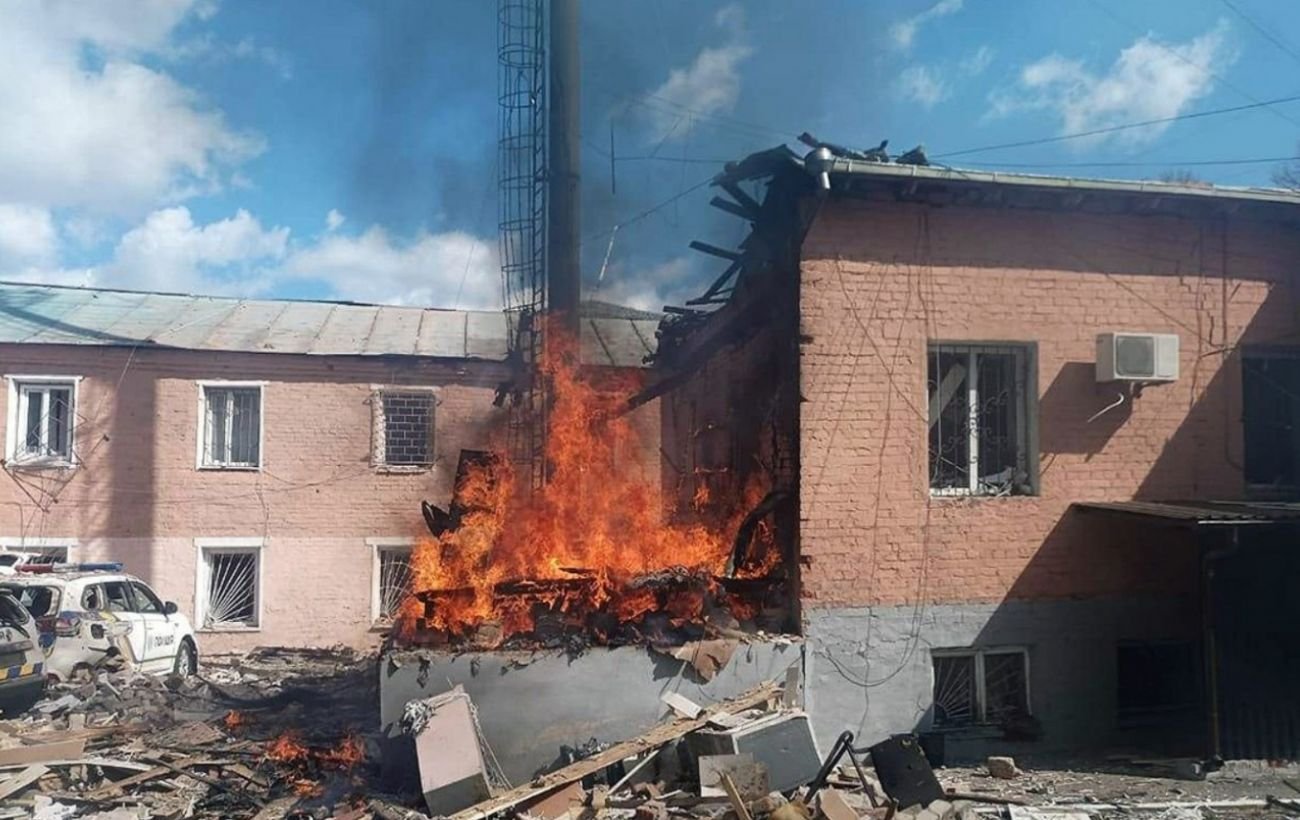 Россияне днем атаковали отделение полиции в Прилуках (фото)