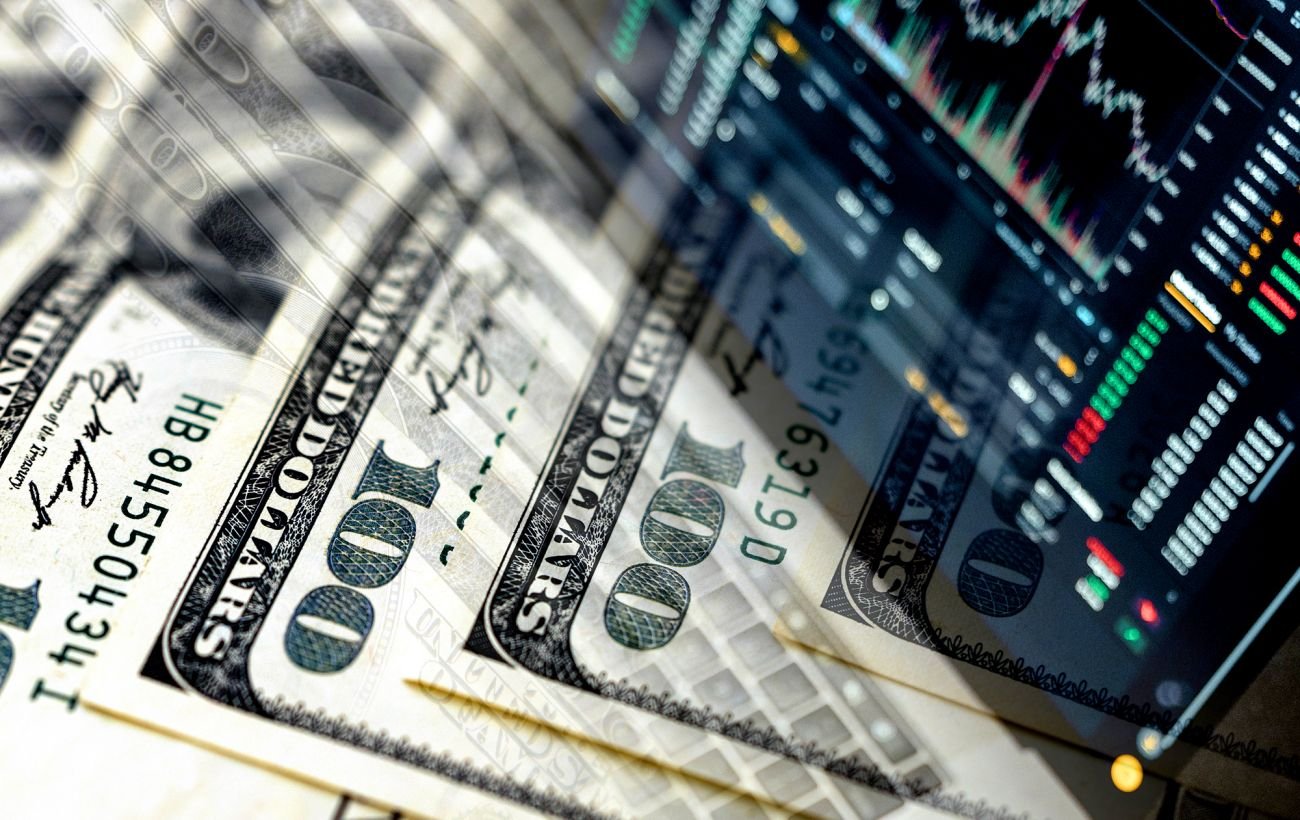 Евро отошел от рекорда, доллар растет: курс на 16 апреля и что делать с «сомнительными» купюрами