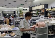 От супермаркетов до бутиков: в РФ массово закрывают магазины из-за падения спроса