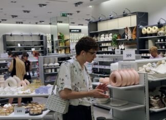 От супермаркетов до бутиков: в РФ массово закрывают магазины из-за падения спроса