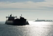 Пролив снова закрыт? Провал переговоров США и Ирана заставил суда развернуться