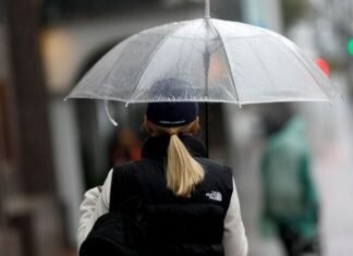 Дожди с грозами накроют несколько областей: где сегодня ждать осадков