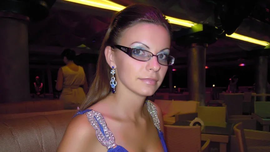 Ню-модель из Одессы отозвали с должности почетного консула в Доминикане из-за фото в кокошнике