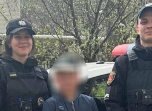 Потерялся на улице: в Одессе полицейские вернули ребенка матери