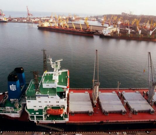 Россияне дронами атаковали судно в Черном море, которое шло в Украину