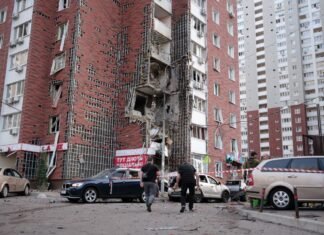 Владельцы разрушенного жилья не будут платить за коммуналку: Зеленский подписал закон