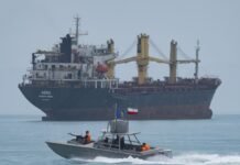 Иран начал обстреливать суда, которые пытались пройти через Ормузский пролив