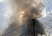 В Харькове возле супермаркета взорвался автомобиль, пострадал прохожий