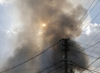 В Харькове возле супермаркета взорвался автомобиль, пострадал прохожий