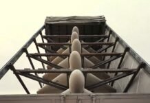 Пропаганда с неба: россияне с дронов разбрасывают листовки о «плохом» Трампе (фото)