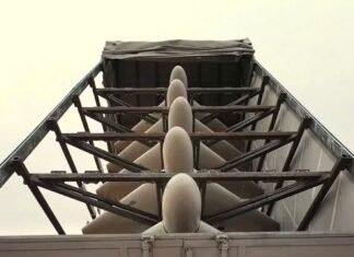 Пропаганда с неба: россияне с дронов разбрасывают листовки о «плохом» Трампе (фото)