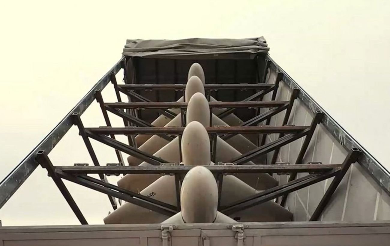 Пропаганда с неба: россияне с дронов разбрасывают листовки о «плохом» Трампе (фото)