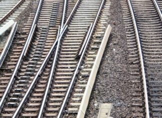 В Одессе 12-летний парень залез на вагон поезда: его ударило током