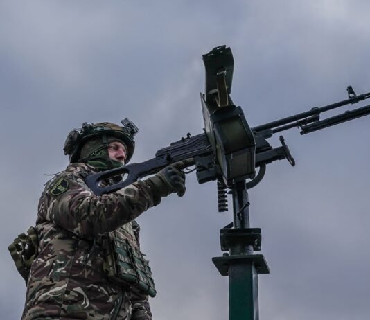 В Киеве ПВО работает по дронам: что известно о последствиях