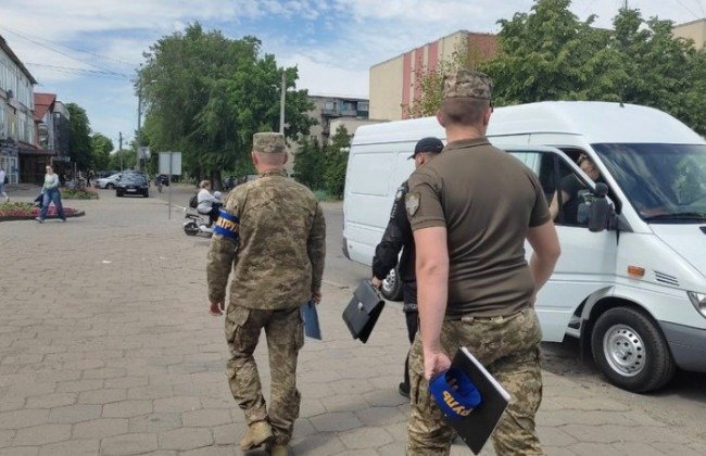 Бодикамеры и электронные повестки: ТЦК хотят превратить в сервисные центры