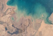 Супертанкер с иракской нефтью прорвался через Ормузский пролив и направляется в Китай