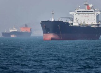Танкеры ОАЭ скрытно вывозят миллионы баррелей нефти через Ормузский пролив — Reuters