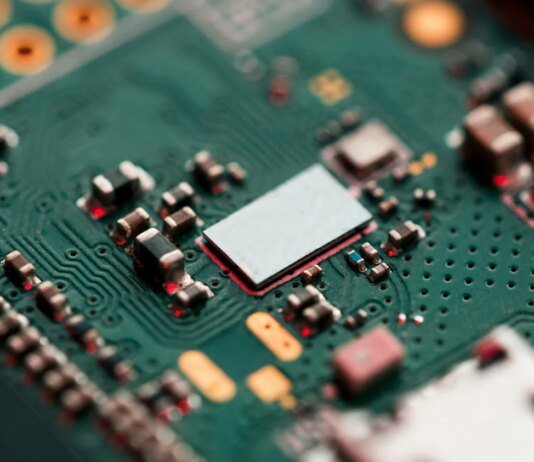 Apple и Intel достигли предварительного соглашения о производстве чипов — WSJ