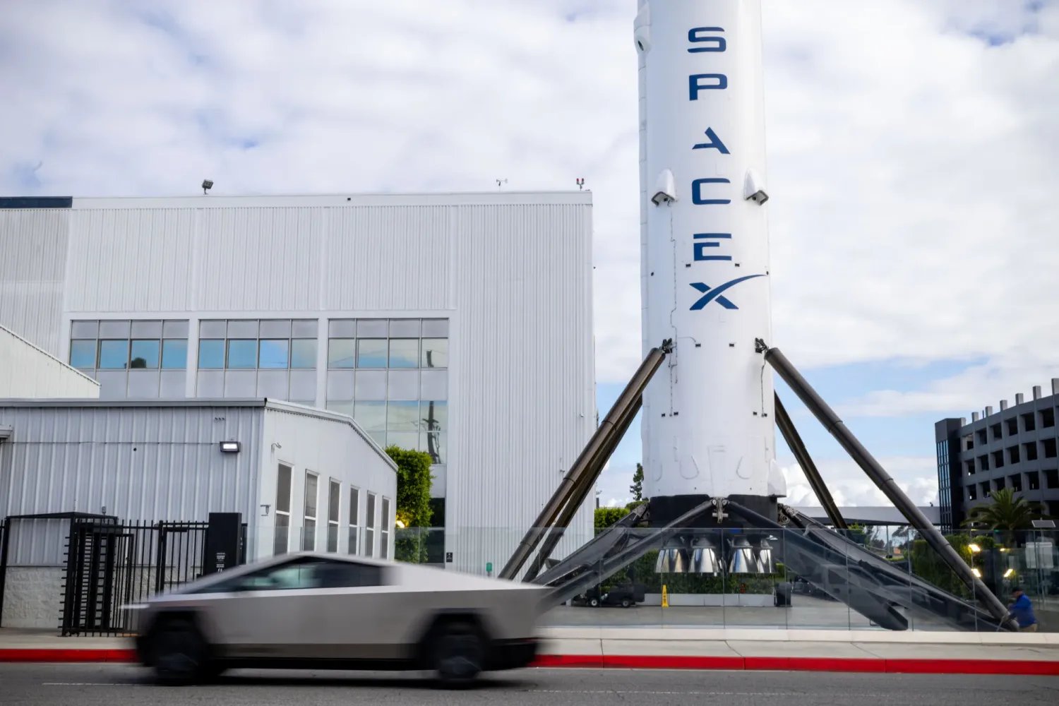 SpaceX готовится к IPO с оценкой более $2 трлн уже в среду – Bloomberg