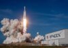 SpaceX снижает цену акции перед историческим IPO — Bloomberg