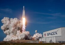 SpaceX снижает цену акции перед историческим IPO — Bloomberg