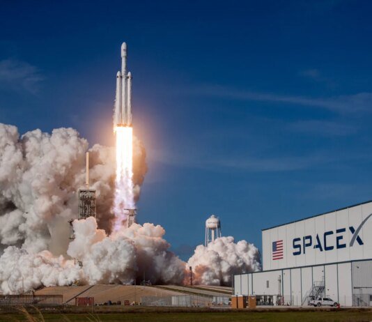 SpaceX снижает цену акции перед историческим IPO — Bloomberg