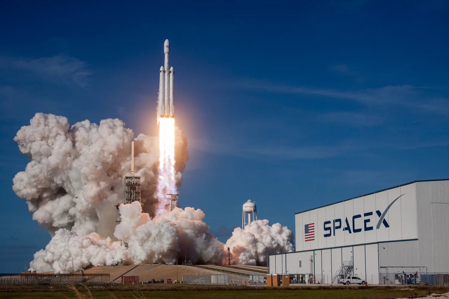 SpaceX снижает цену акции перед историческим IPO — Bloomberg
