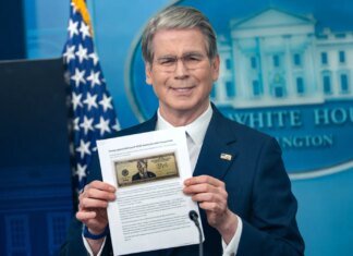 Министр финансов США поддержал идею купюры в 250 долларов с изображением Трампа