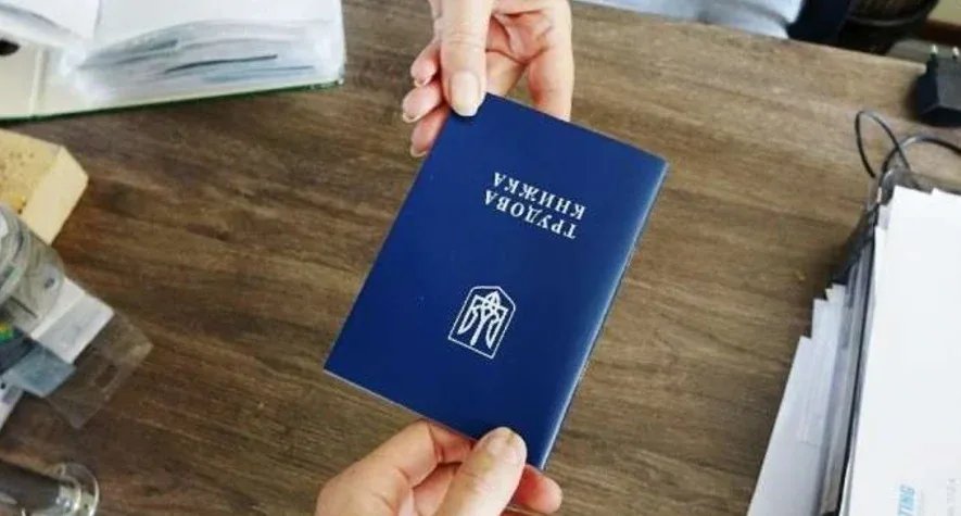 Как подтвердить страховой стаж, если в трудовой книжке нет записей