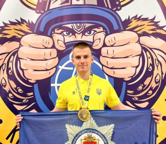 Работает полицейским: украинец стал чемпионом Европы по гиревому спорту