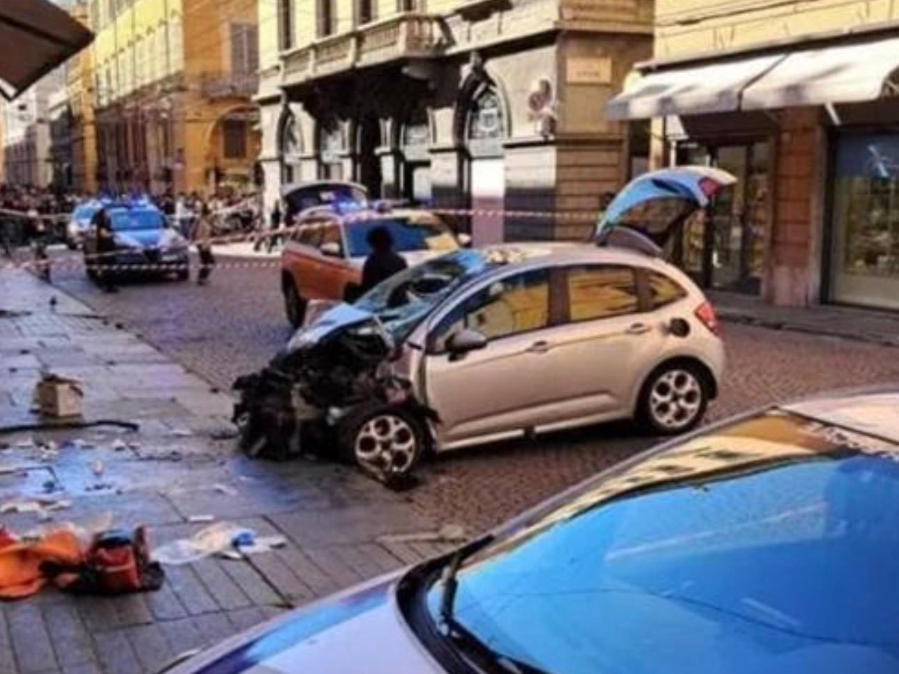 В Италии авто на огромной скорости врезалось в толпу людей, водитель схватился за нож