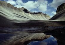 В этом озере вода не замерзает даже при -50 градусов: где оно находится (фото)