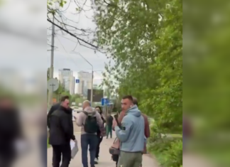 В Андрея Ермака бросили яйцом после суда: «покушение» попало на видео