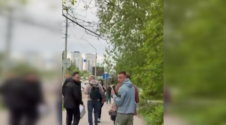 В Андрея Ермака бросили яйцом после суда: «покушение» попало на видео