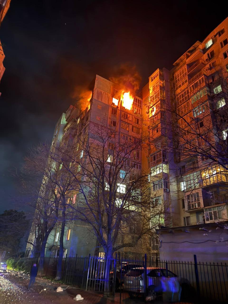 РФ ударила по Одессе дронами: две жилые многоэтажки повреждены и горят (видео)