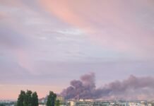 Дроны ночью атаковали нефтебазу возле Таганрога и НПЗ в Саратове (видео)