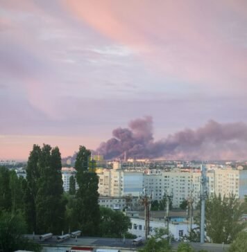 Дроны ночью атаковали нефтебазу возле Таганрога и НПЗ в Саратове (видео)