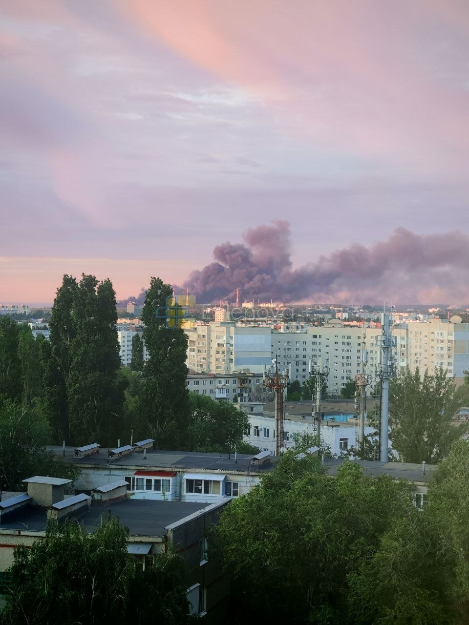 Дроны ночью атаковали нефтебазу возле Таганрога и НПЗ в Саратове (видео)