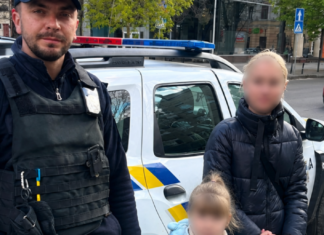 Искали все — нашли патрульные: в Одессе пропавшего ребенка вернули матери