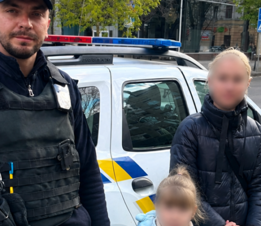 Искали все — нашли патрульные: в Одессе пропавшего ребенка вернули матери