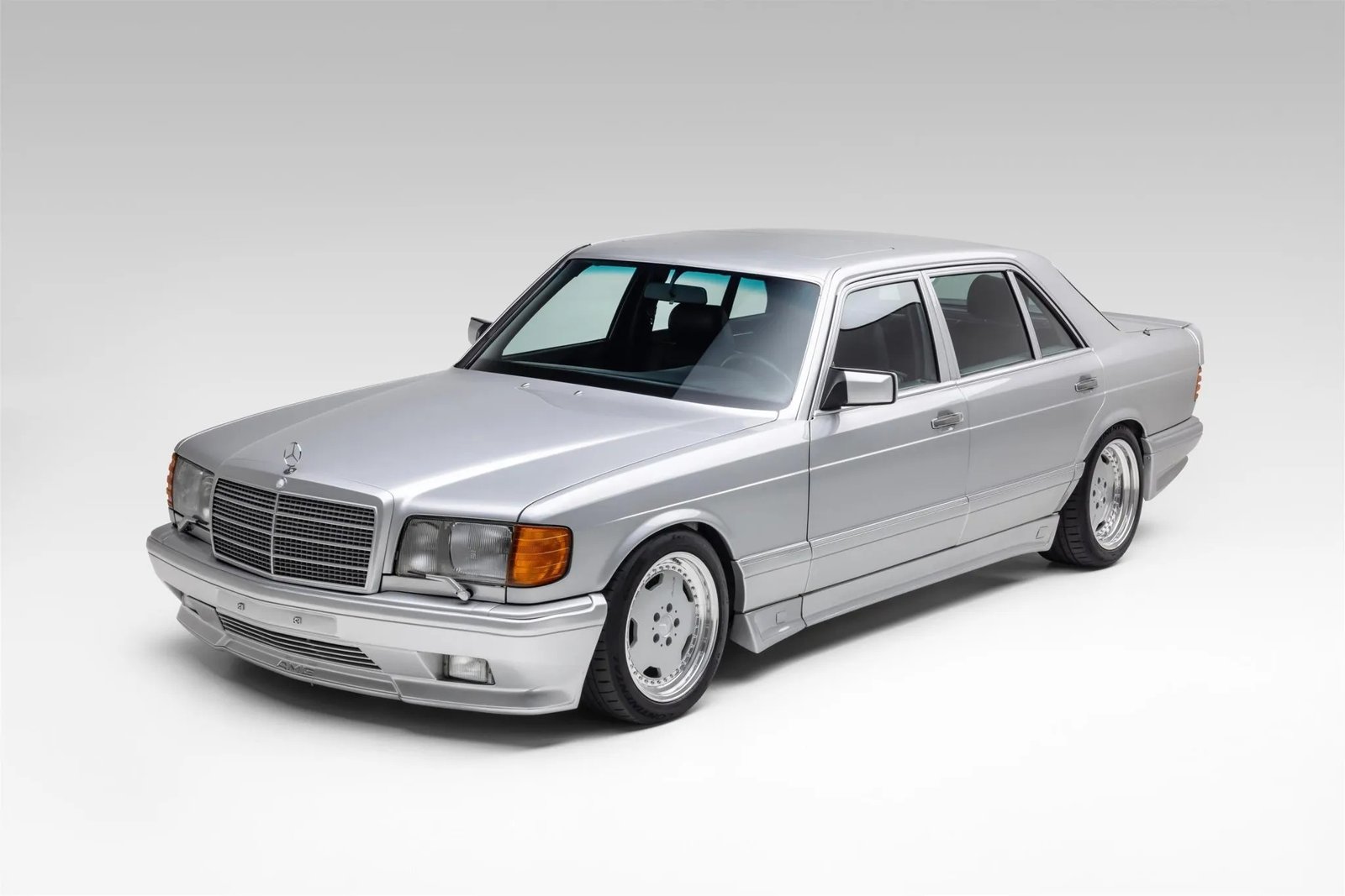 Неприметный раритет: старый 35-летний Mercedes W126 продали по цене «Гелендвагена» (фото)